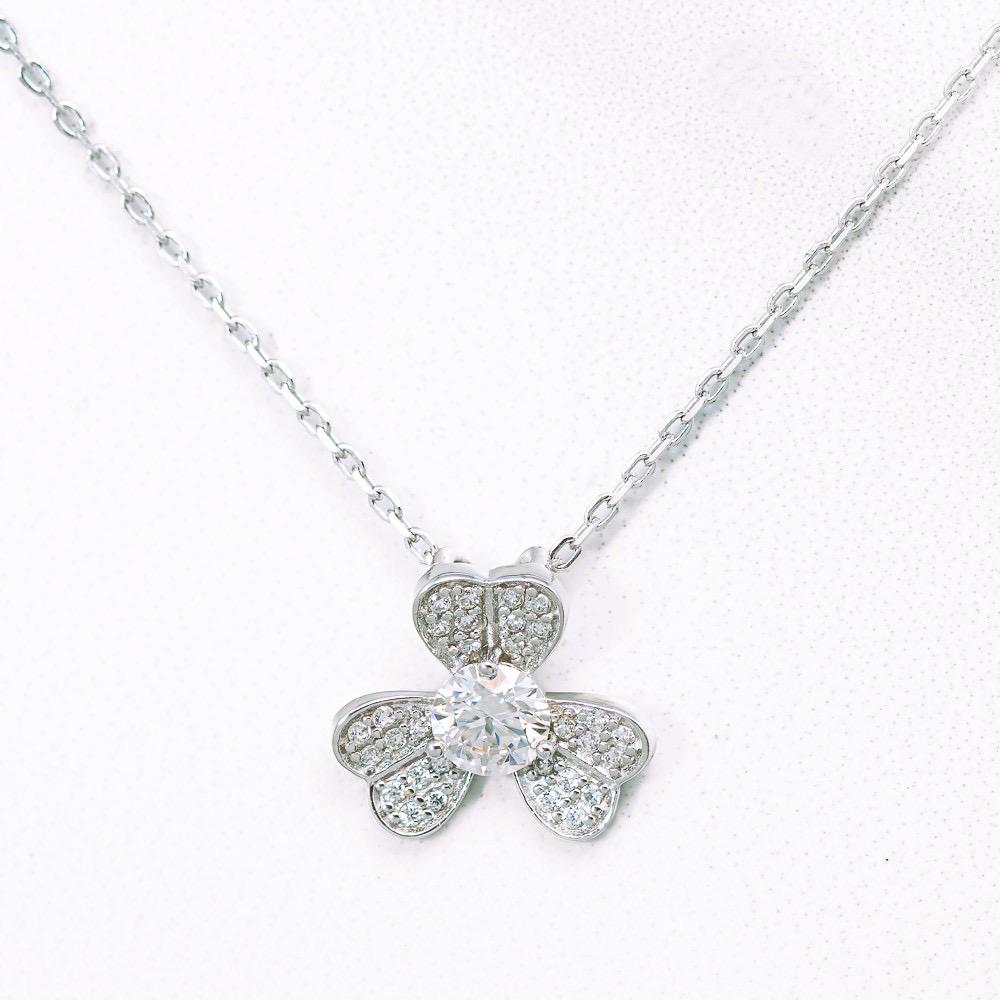 Moissanite Clover
