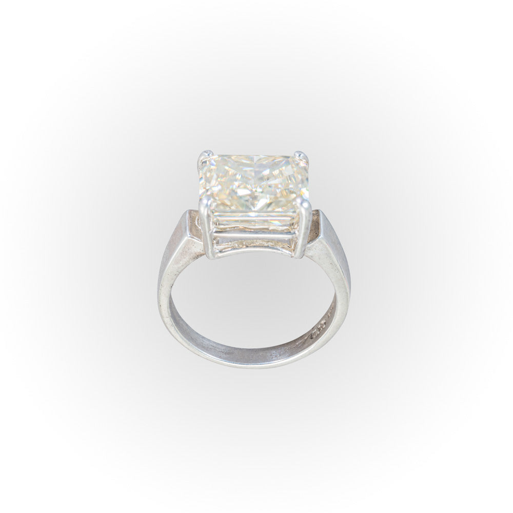 Fancy yellow horizontal Moissanite